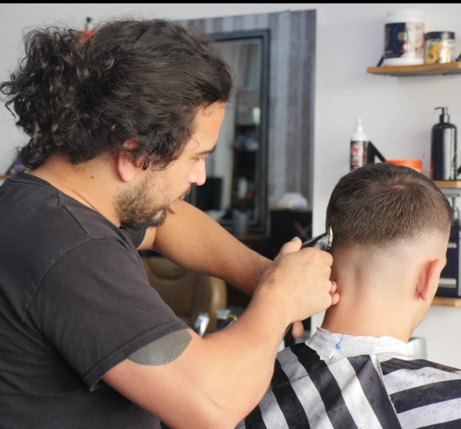 Khalil arbeitet den Übergang am Nacken aus